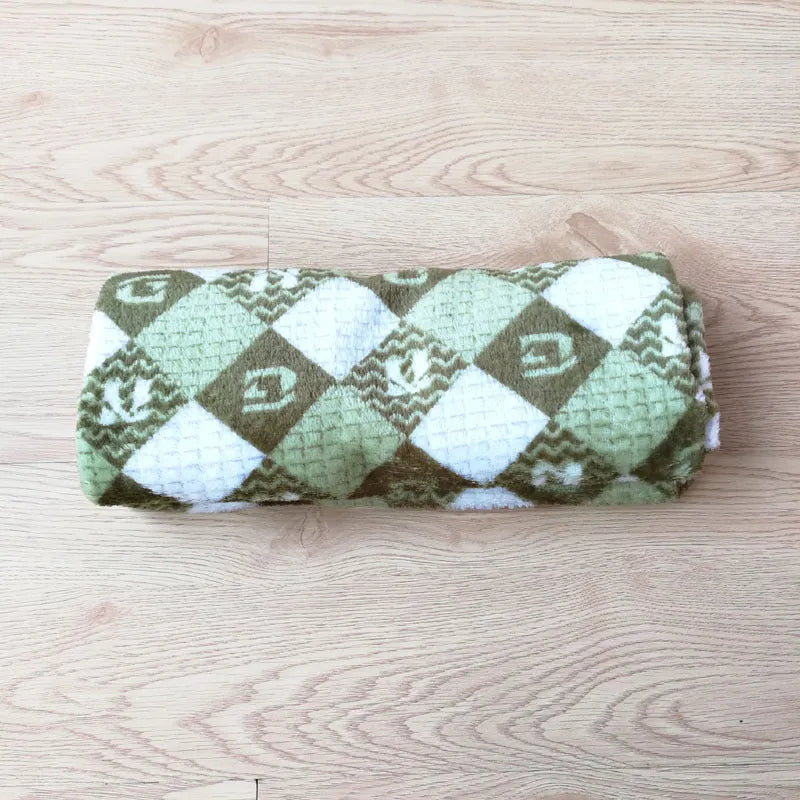 Soft pet blanket quilt in grey colour, suitable for dogs and cats, size S or L, used as a crate liner or sofa cover