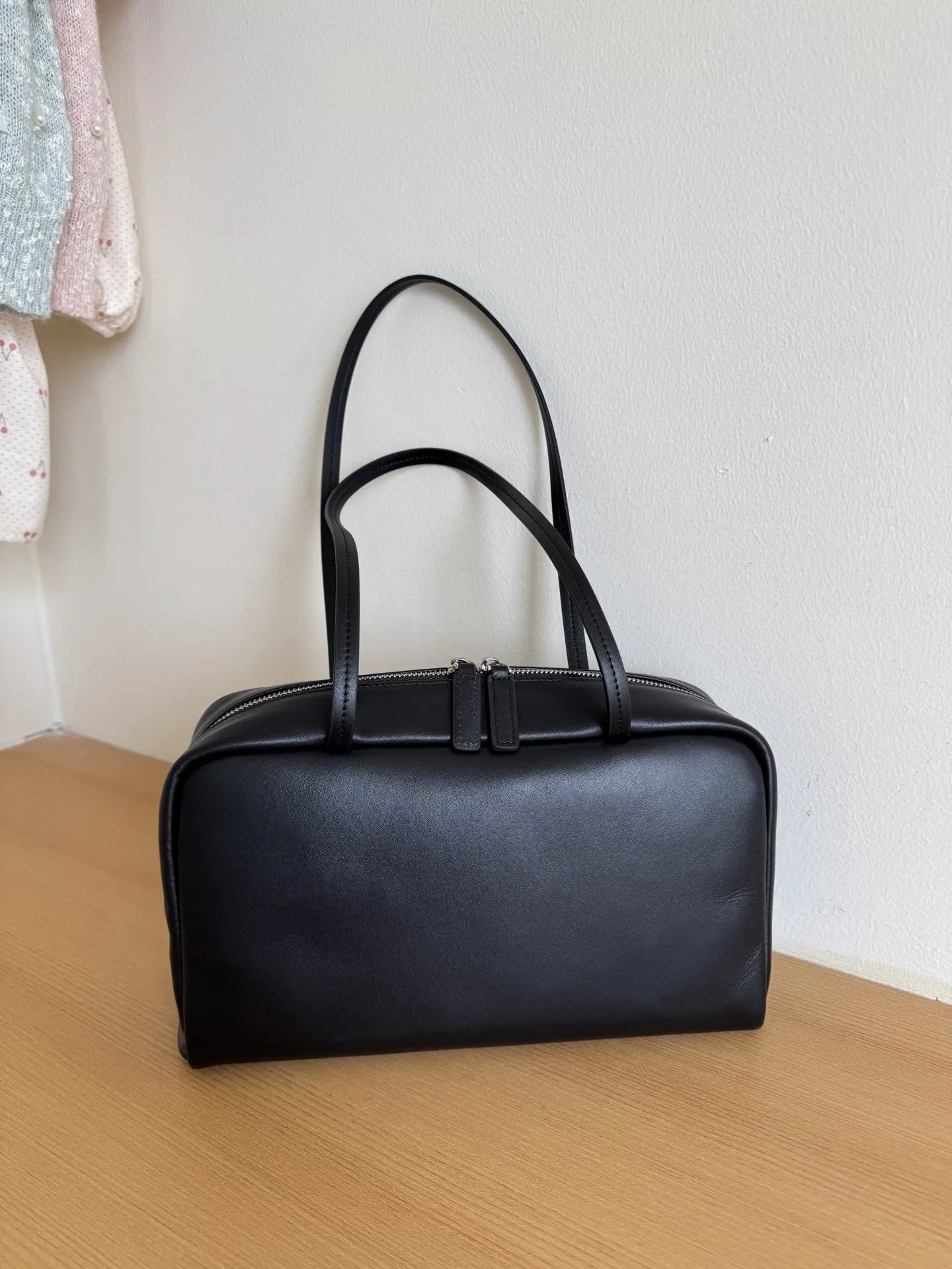 Genuine leather handbag in black, large capacity cowhide shoulder bag with top grain finish