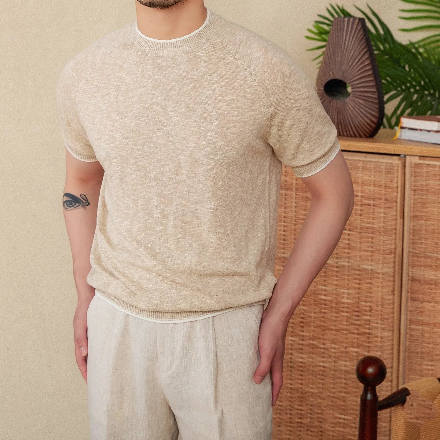 Casual linen cotton t-shirt with round neck and short sleeves in brown colour