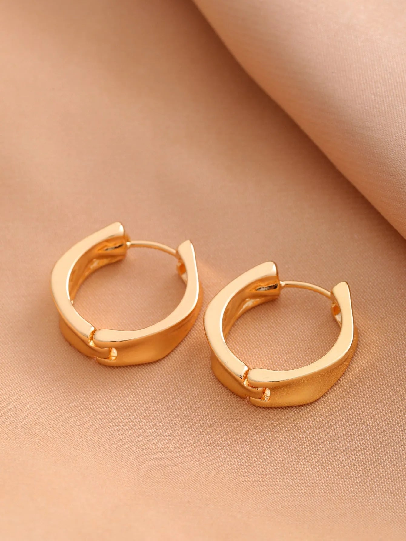 Fashion grid versatile temperament earrings in metal stud style