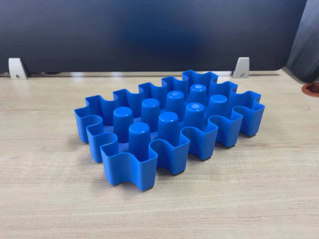 Blue plastic outdoor ice maker tray for camping and barbecues, dimensions 34x22x6 cm