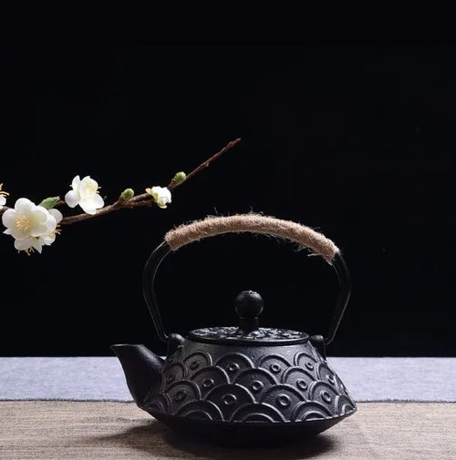 Japanese style cast iron teapot with traditional patterns and 0.9 litre capacity
