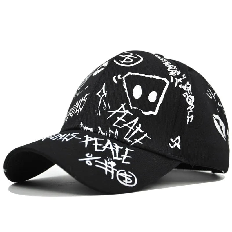 Cotton baseball cap with adjustable fit and curved brim, black colour