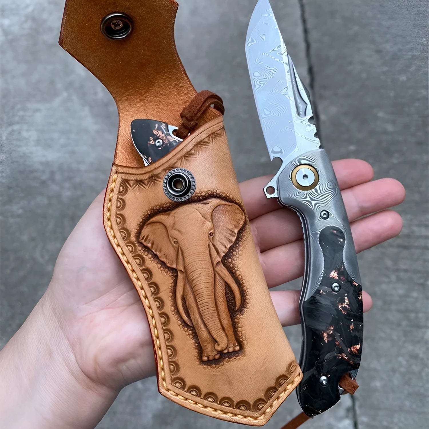 Outdoor camping survival folding knife with high hardness pattern steel blade and knife stab function