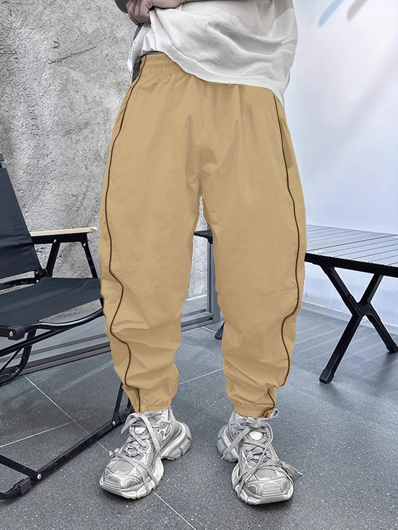 Men's loose-fit cropped trousers in bamboo fibre, shown in army green colour