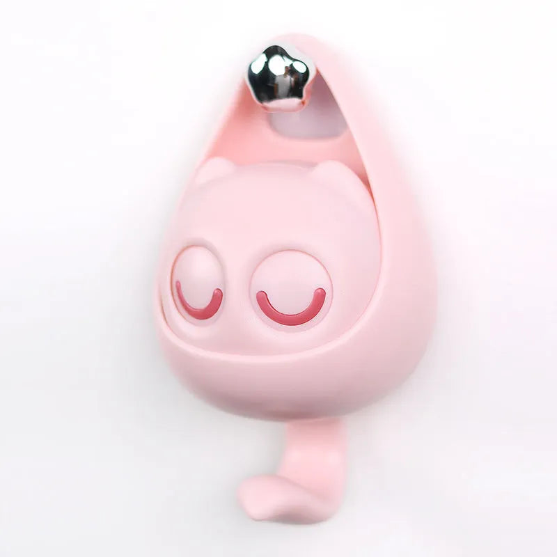 Cream white cat-shaped adhesive wall hook with winking eyes, 2.5kg capacity, 105x61x45mm
