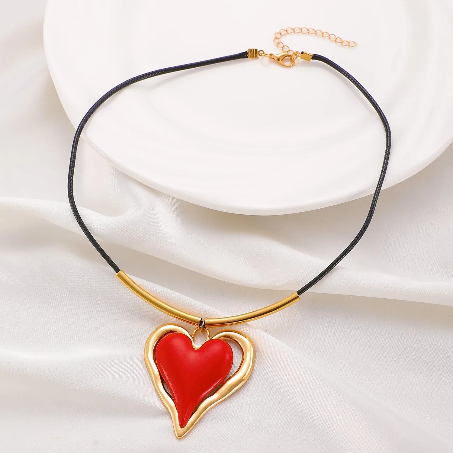 Minimalist exaggerated big heart pendant necklace in alloy with 51-60cm chain, black colour, electroplating finish