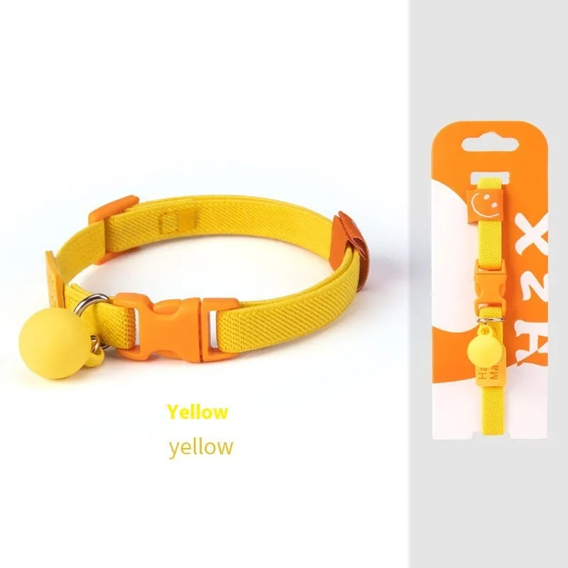 A small dog's elastic polyester collar in a monochrome colour, adjustable between 22cm and 32cm.