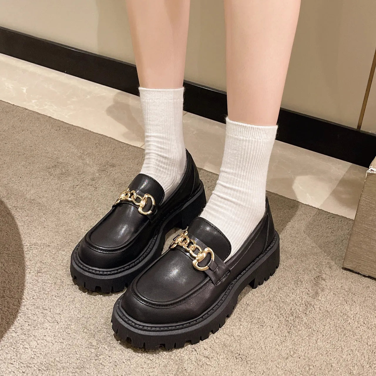 British retro round toe flat shoes for women, PU upper, solid colour, black glossy finish