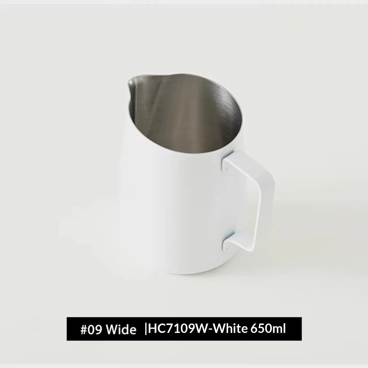 Coffee latte art cup in stainless steel with round spout, 650ml, matte gray finish