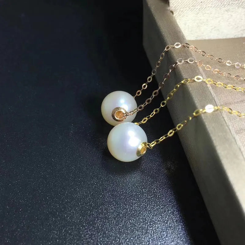 Pearl clavicle necklace with mother-of-pearl pendant in 18K gold finish on delicate chain