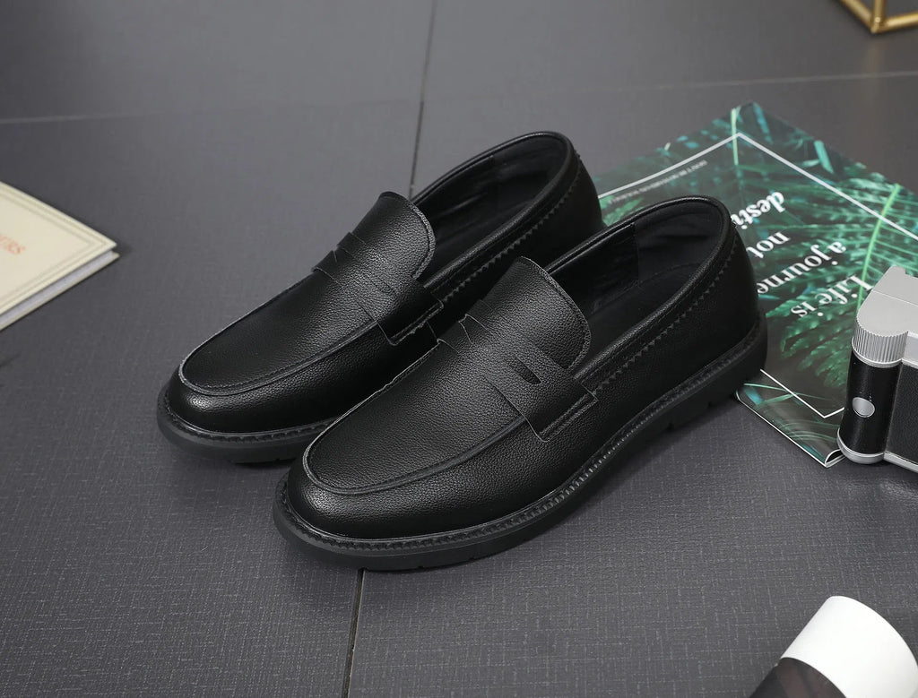 Men's black slip-on shoes with tassel, microfiber upper, and rubber sole in Korean retro style