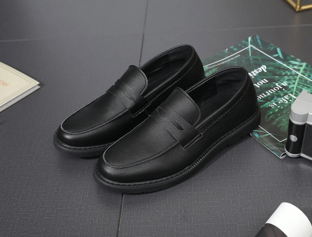 Men's black slip-on shoes with tassel, microfiber upper, and rubber sole in Korean retro style
