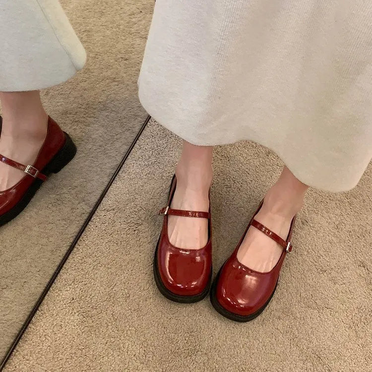 Women's solid colour French vintage leather shoes with flat heel and round toe in red, black and grey options