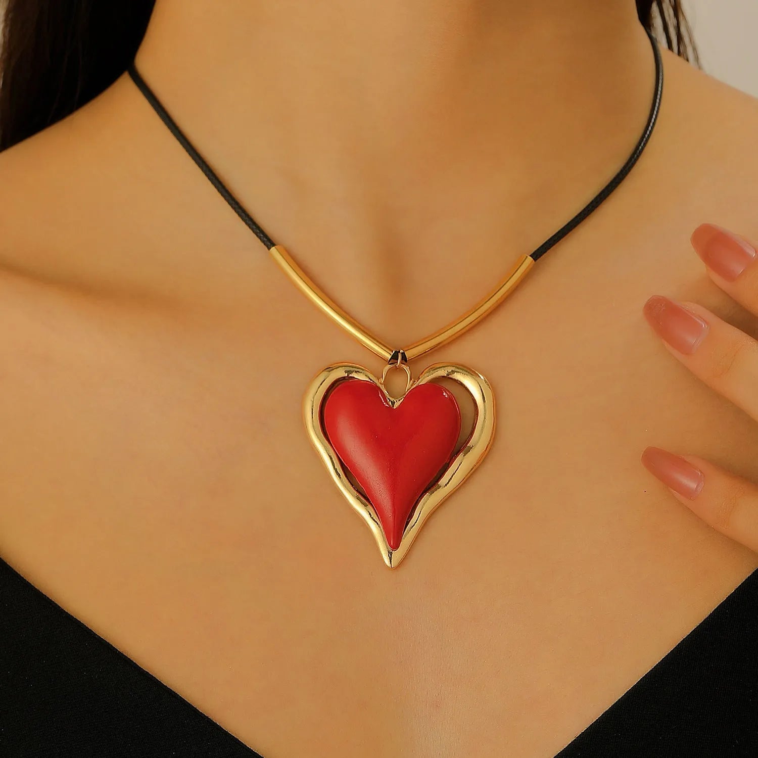 Minimalist exaggerated big heart pendant necklace in alloy with 51-60cm chain, black colour, electroplating finish
