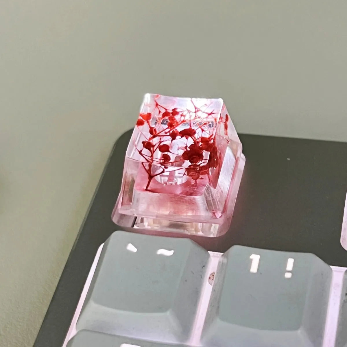 Transparent resin starry sky keycap with glitter particles in red, pink, green, violet colours for mechanical keyboards