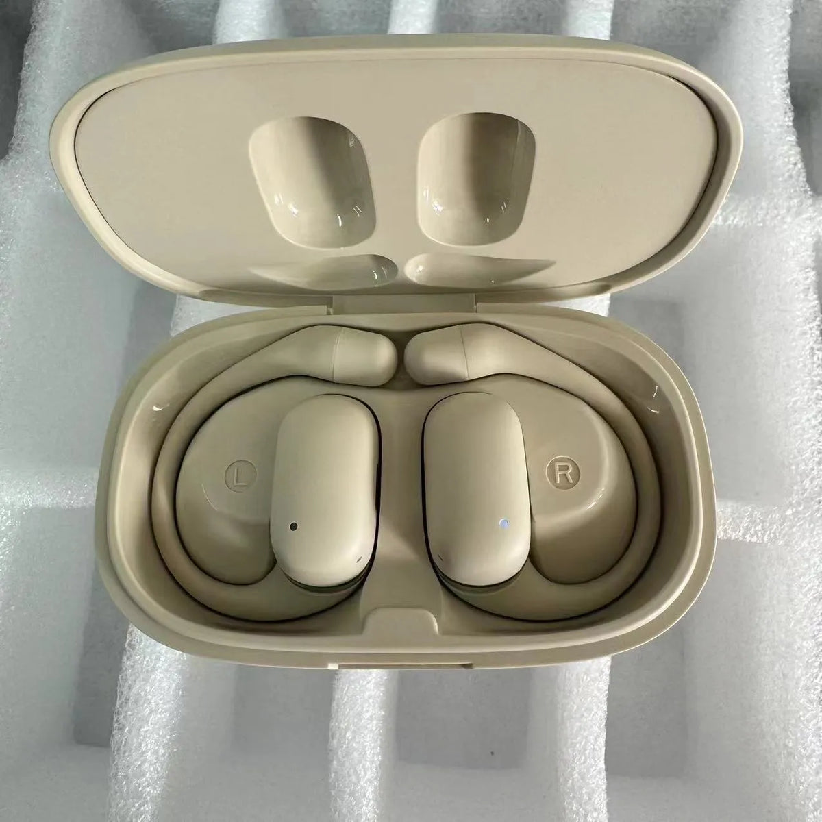 True wireless Bluetooth ear hook headset in black or skin colour with 500mAh battery and V5.4