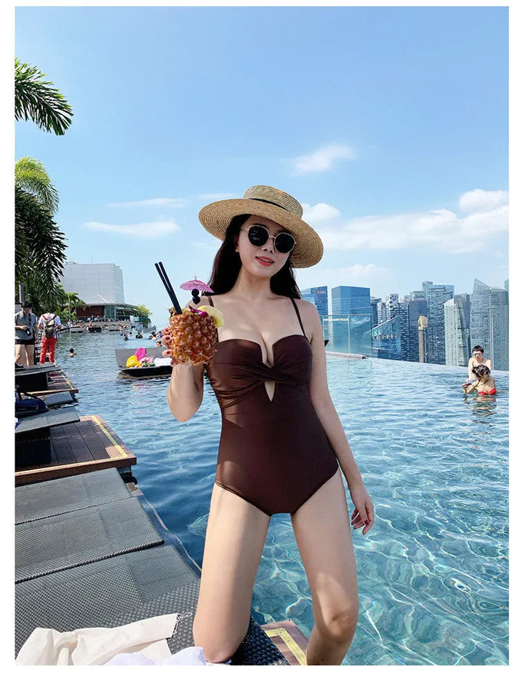 Solid colour women's one-piece swimsuit with spaghetti straps and push-up padding