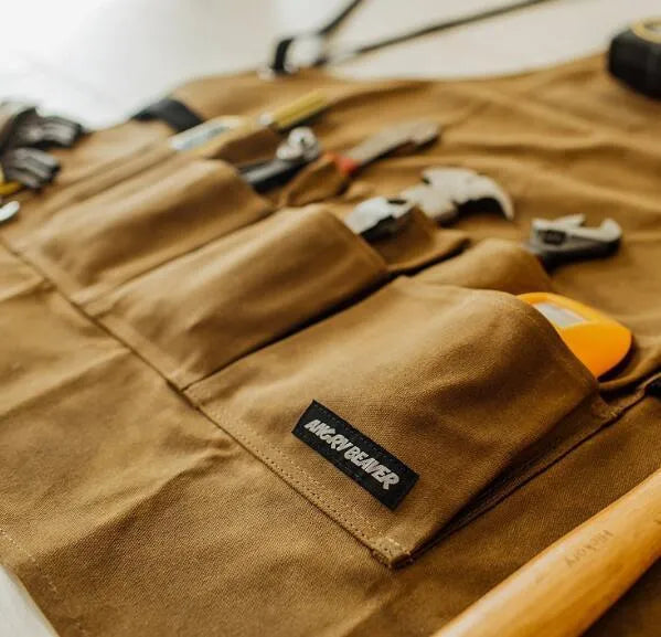 Yellow leather webbing apron in coated canvas, adjustable fit for men and women, with tool storage.