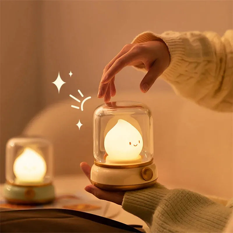 Retro USB rechargeable LED night lamp in green or yellow with dimming and candlelight mode, 100 x 108 x 124 mm.