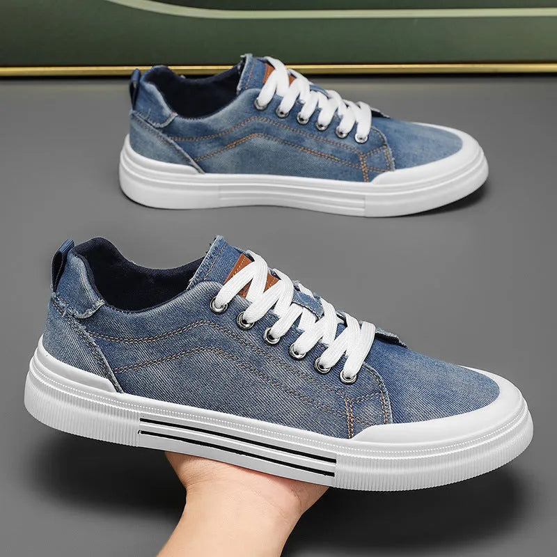 Men's low top canvas sneakers in black or blue with front lace-up fastening and injection moulded plastic sole, sizes 39-48