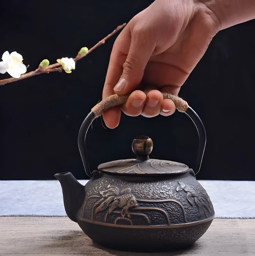 Japanese style cast iron teapot with traditional patterns and 0.9 litre capacity