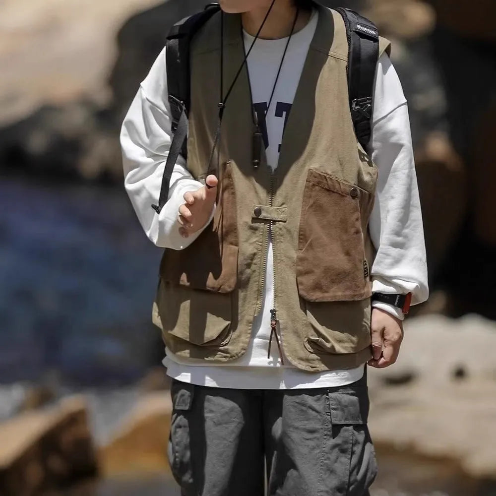 Retro multi-pocket vest for men in khaki with zipper and straight hem sleeveless cardigan style