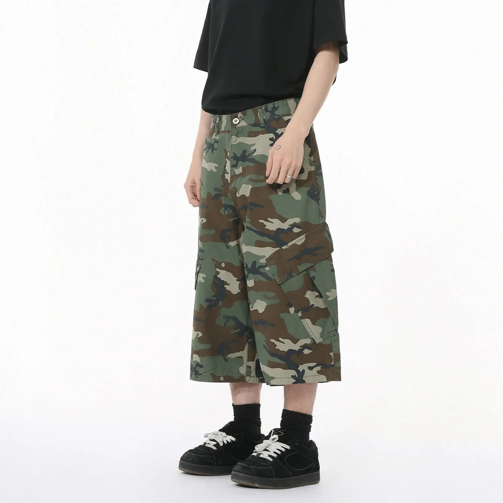 Men's camouflage cropped jeans with wide leg loose fit and American side stitching detail