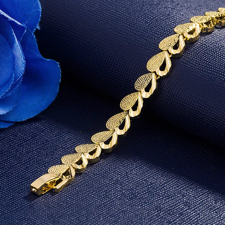 Gold-plated copper heart-shaped bracelet for women, 18.5cm length, electroplated non-inlaid design