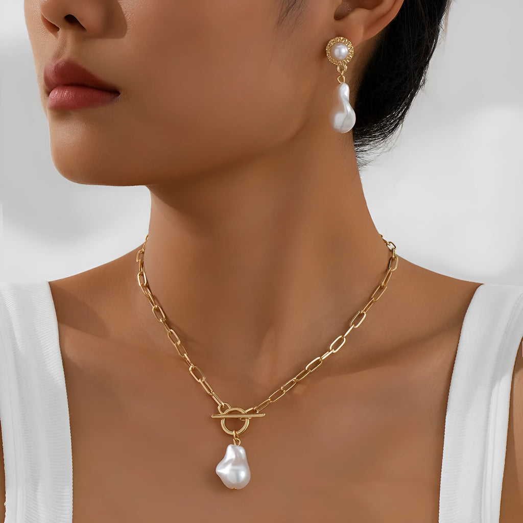 Retro baroque style necklace and earring set with pearls in antique gold colour