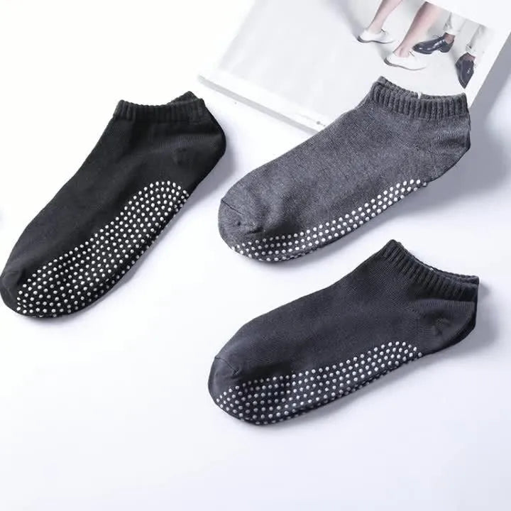 Men's non-slip invisible yoga socks in solid colour cotton, low-cut design