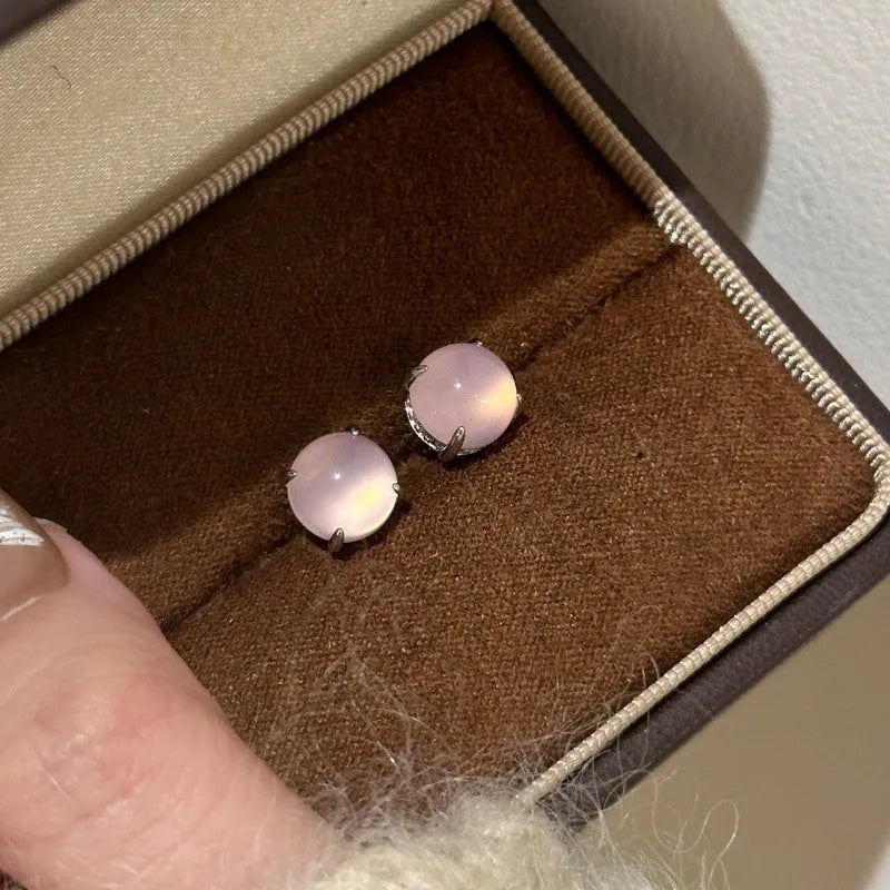 Round chalcedony stud earrings in a Chinese retro style with a four-claw copper setting.