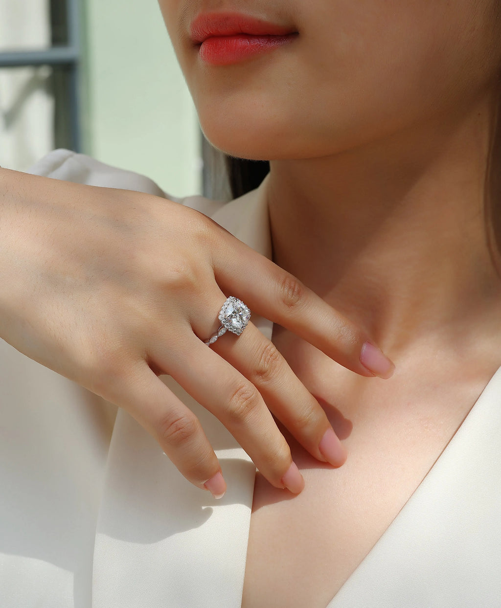 Square moissanite ring in S925 silver with platinum plating, 8.5mm stone, sizes 5 to 9, gift box and GRA certificate.