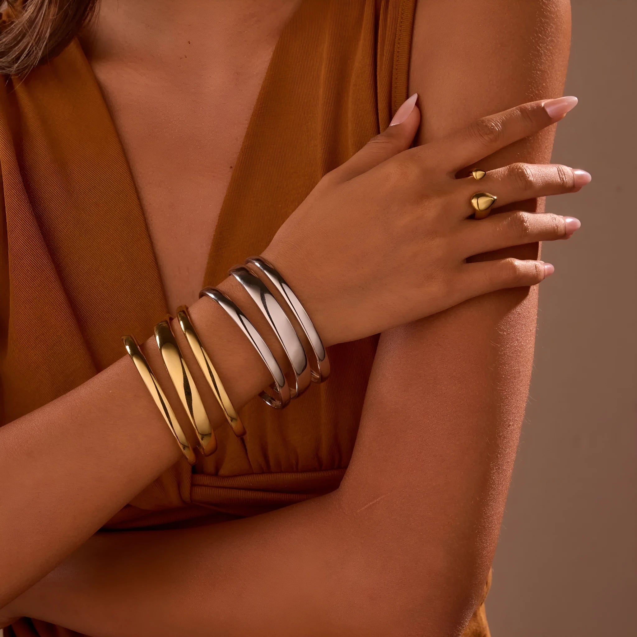 Stainless steel geometric bracelet with simple opening mechanism in gold or steel finish
