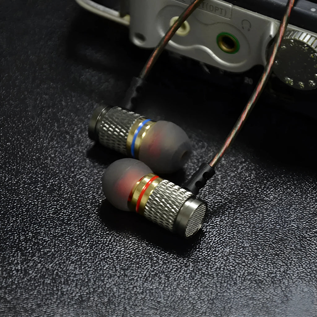 KZ EDR1 wired in-ear headset with 3.5mm L-bend plug, microphone, metal housing, and 1.2m cable