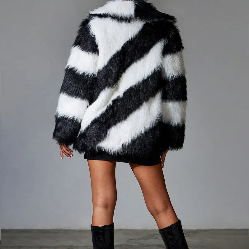 Women's faux fur coat with a contrast colour lapel and a removable fur collar