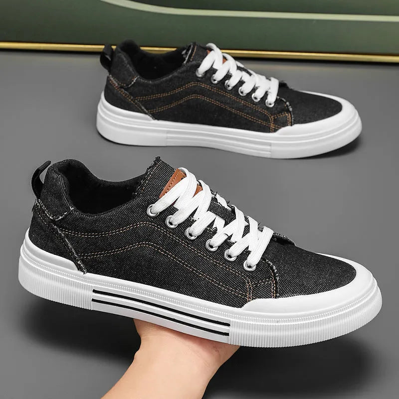 Men's low top canvas sneakers in black or blue with front lace-up fastening and injection moulded plastic sole, sizes 39-48