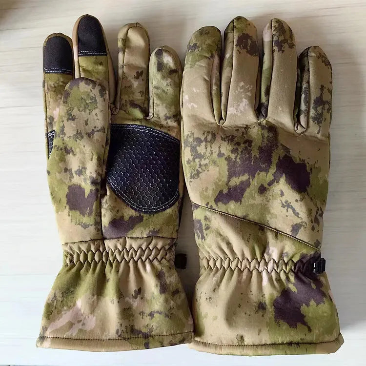Ski gloves with touch screen fingertips and non-slip grip in camouflage colour