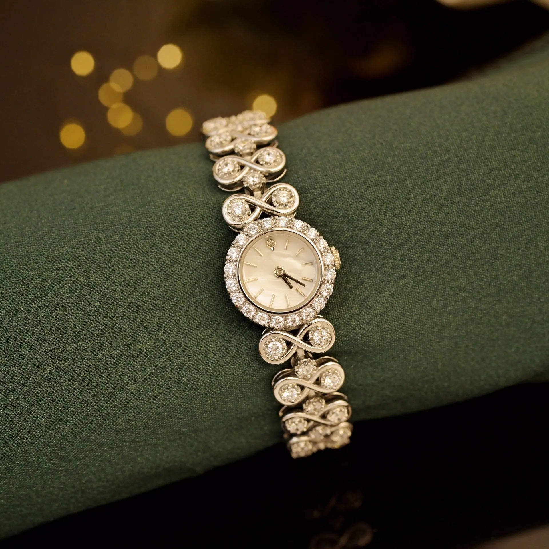 Antique luxury diamond quartz women's watch in gold with 316 stainless steel strap and synthetic sapphire dial