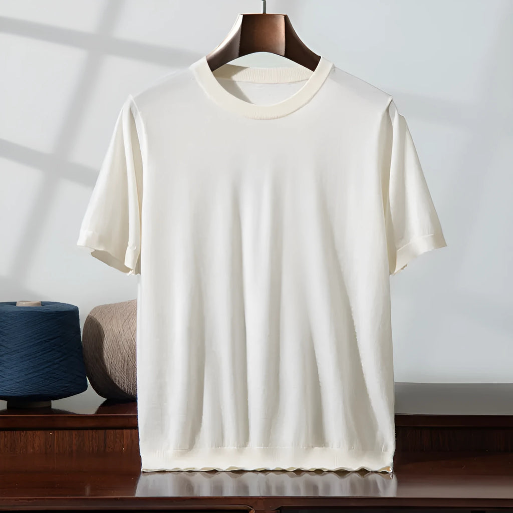 Men's loose fit knitted short sleeve T-shirt in thin fabric showing round neck design
