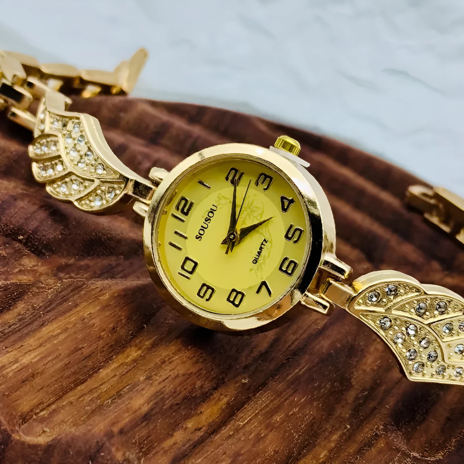 Stainless steel women's watch with round dial and vachette clasp in gold colour option