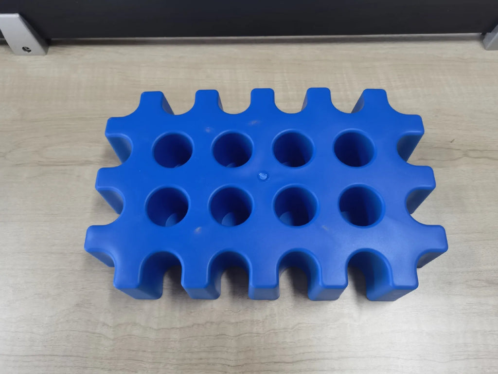 Blue plastic outdoor ice maker tray for camping and barbecues, dimensions 34x22x6 cm