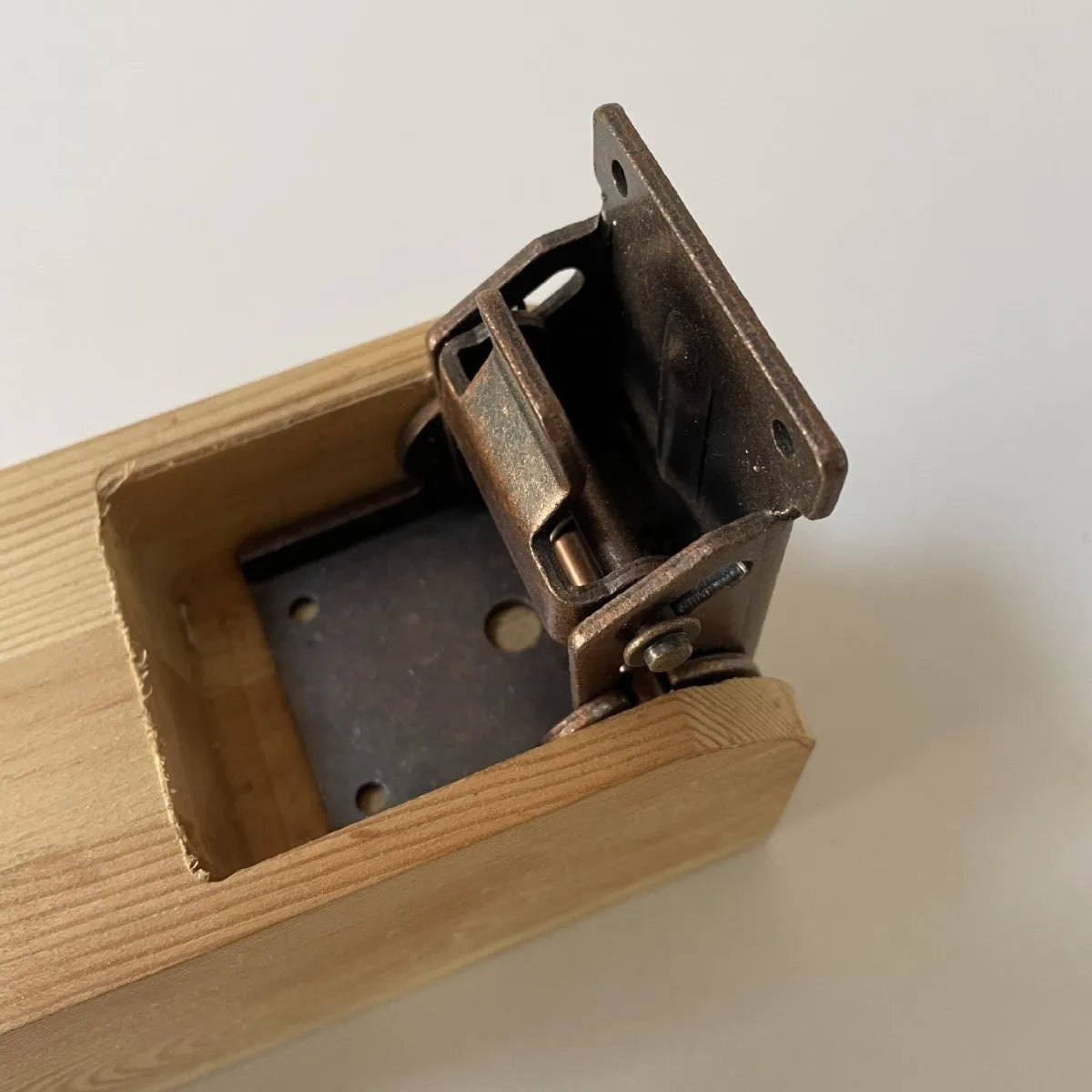 Folding hinge for furniture with adjustable 0 to 90 degree angle and self-locking mechanism.