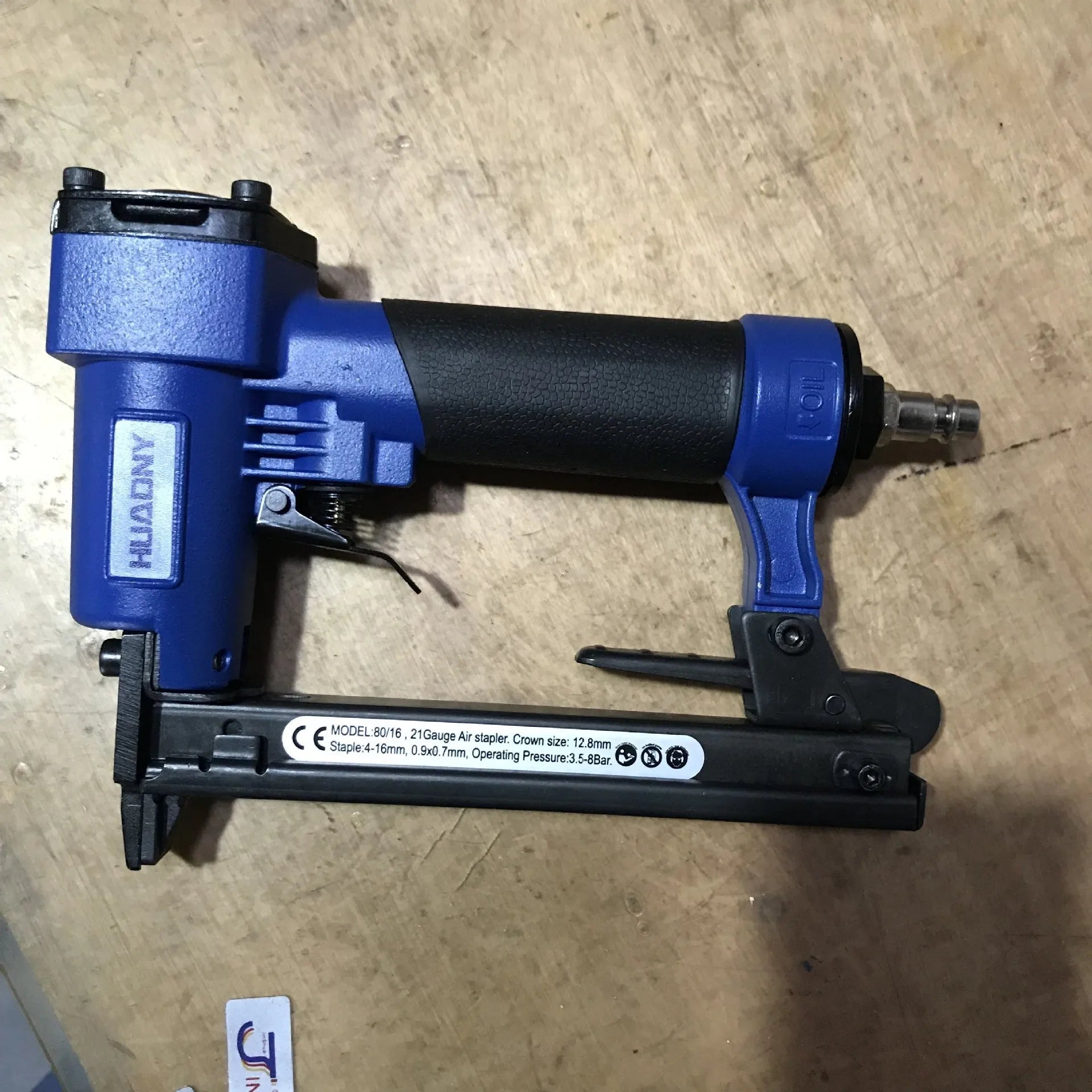 Blue and yellow U-type pneumatic strip nail gun with American air connector for decoration and furniture work
