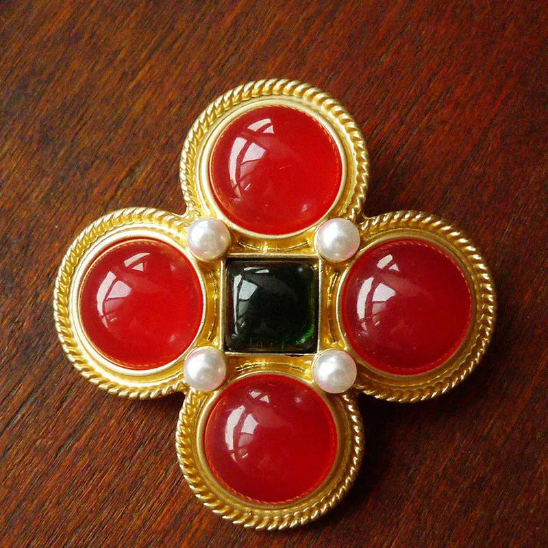 A vintage-style baroque brooch with a diamond shape in retro colours, made from zinc alloy.