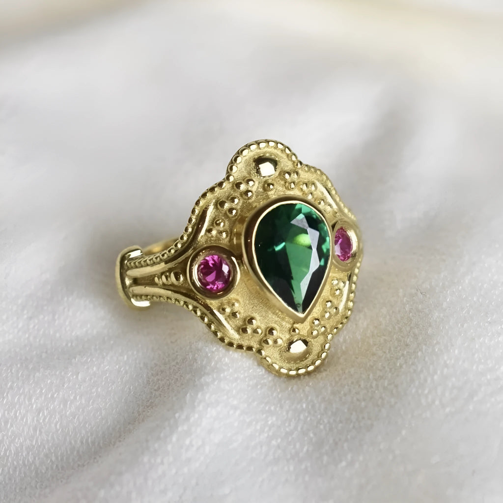 Geometric gold-plated women's ring on a white background, showing its alloy construction and lvzuan colour.
