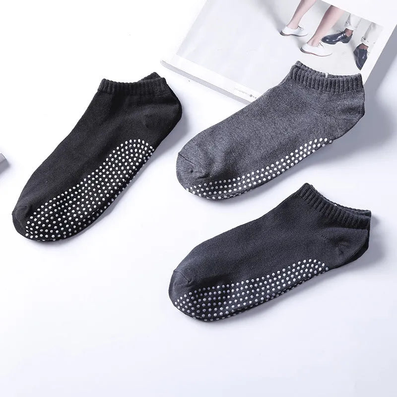 Men's non-slip invisible yoga socks in solid colour cotton, low-cut design