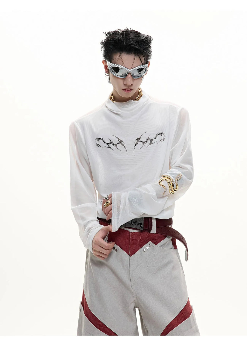 Black and white slim-fit long sleeve bottoming shirt made of niche mesh fabric.