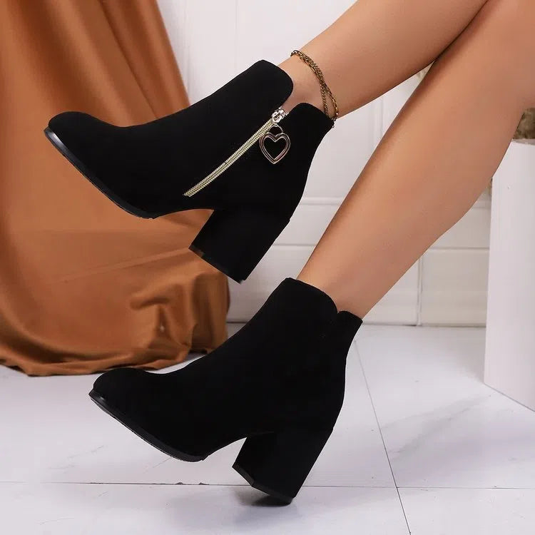 Plus-size suede side zip ankle boots with 6-8cm chunky heel, round toe, black or red, sizes 36-42