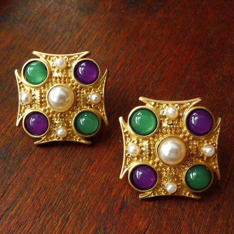 A vintage-style baroque brooch with a diamond shape in retro colours, made from zinc alloy.
